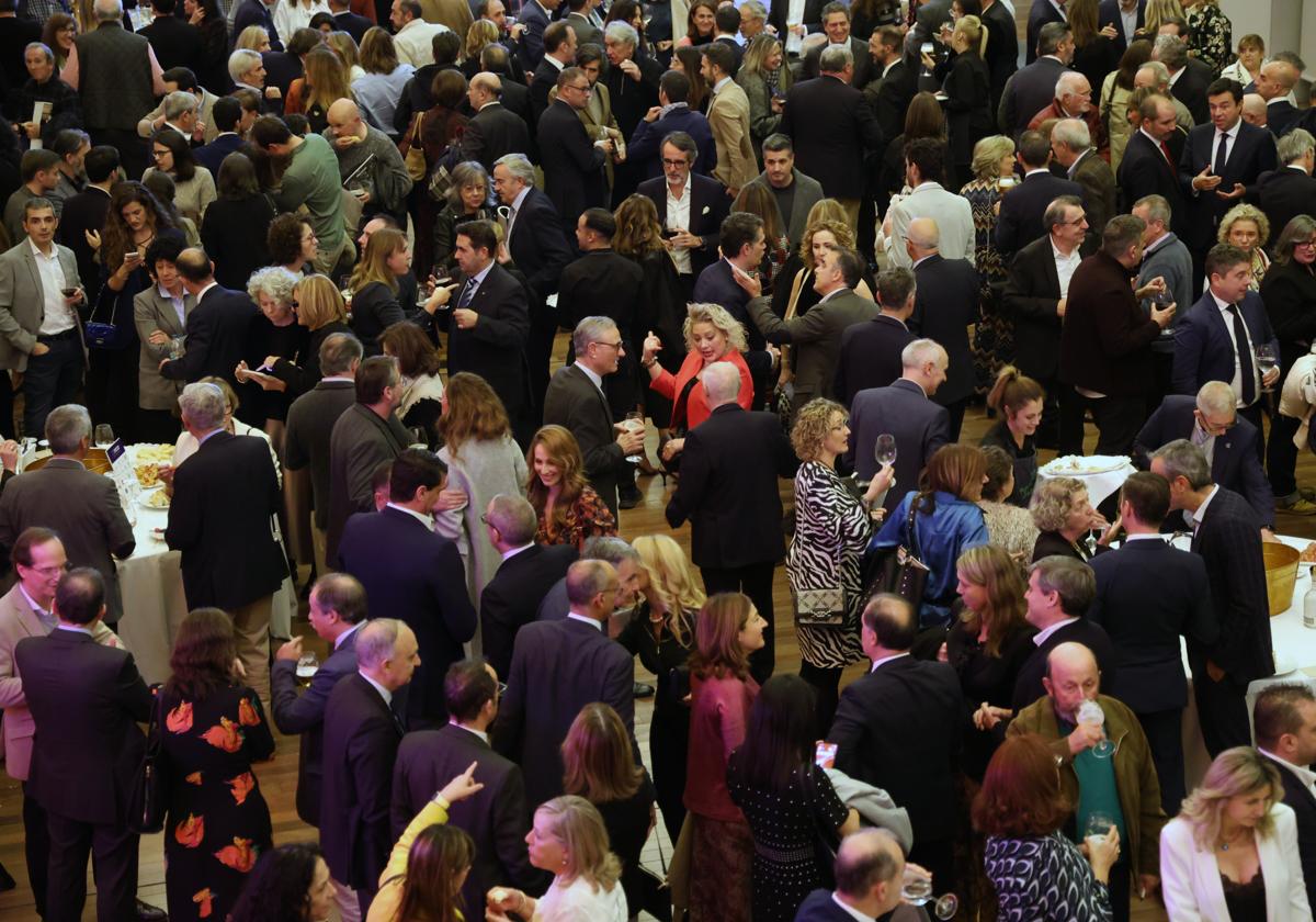 Conversaciones y ambiente distendido entre los asistentes a la gala del 170 aniversiario de El Norte de Castilla