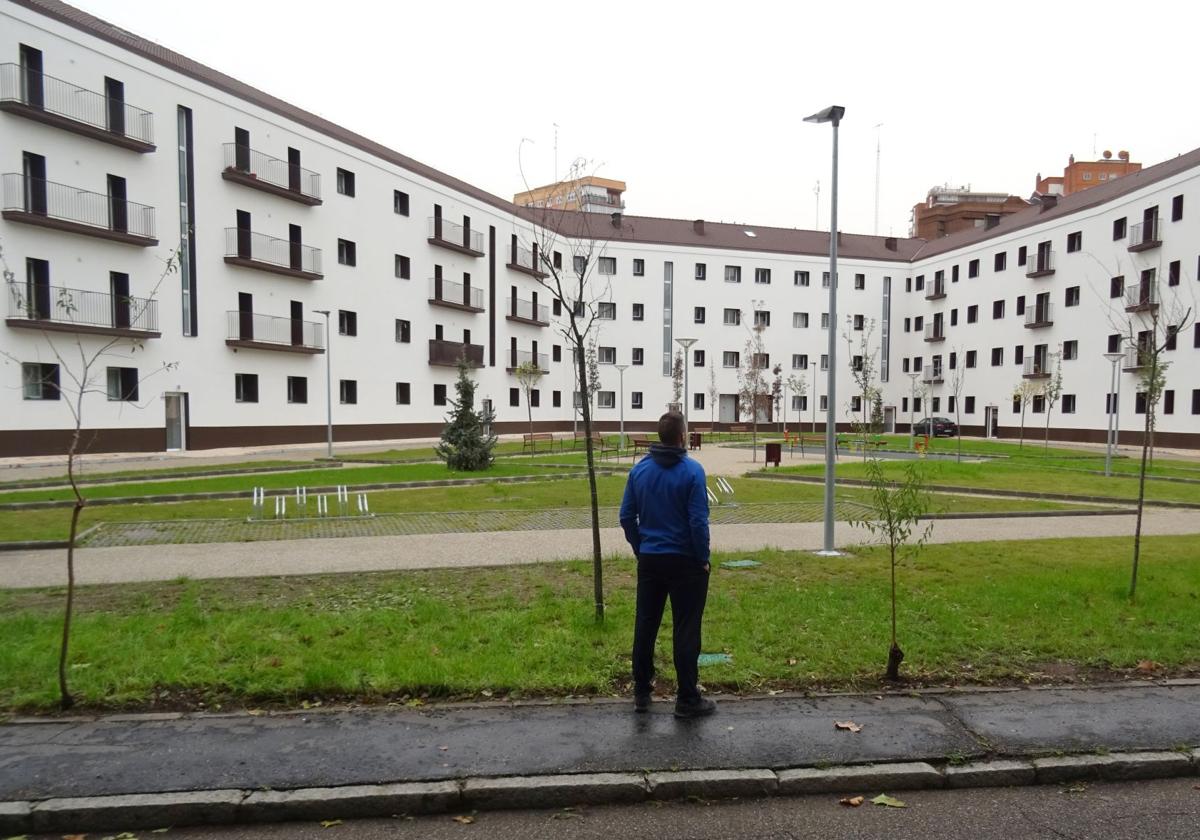 Un joven observa la nueva plaza, ya sin las antiguas verjas del cuartel, desde las aceras de brea del paseo del Cid.