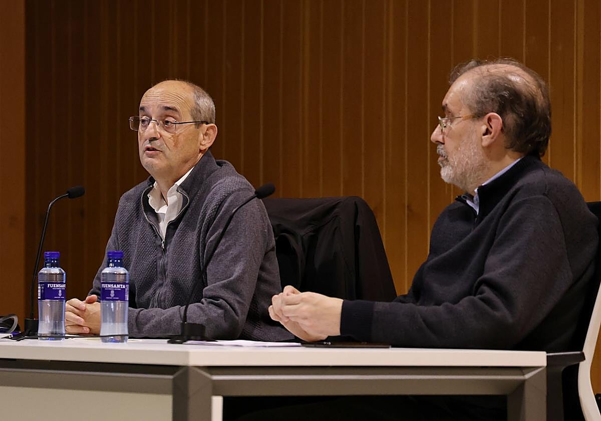 Javier de la Cruz, a la izquierda, acompañado por Fernando Méndez en la conferencia.