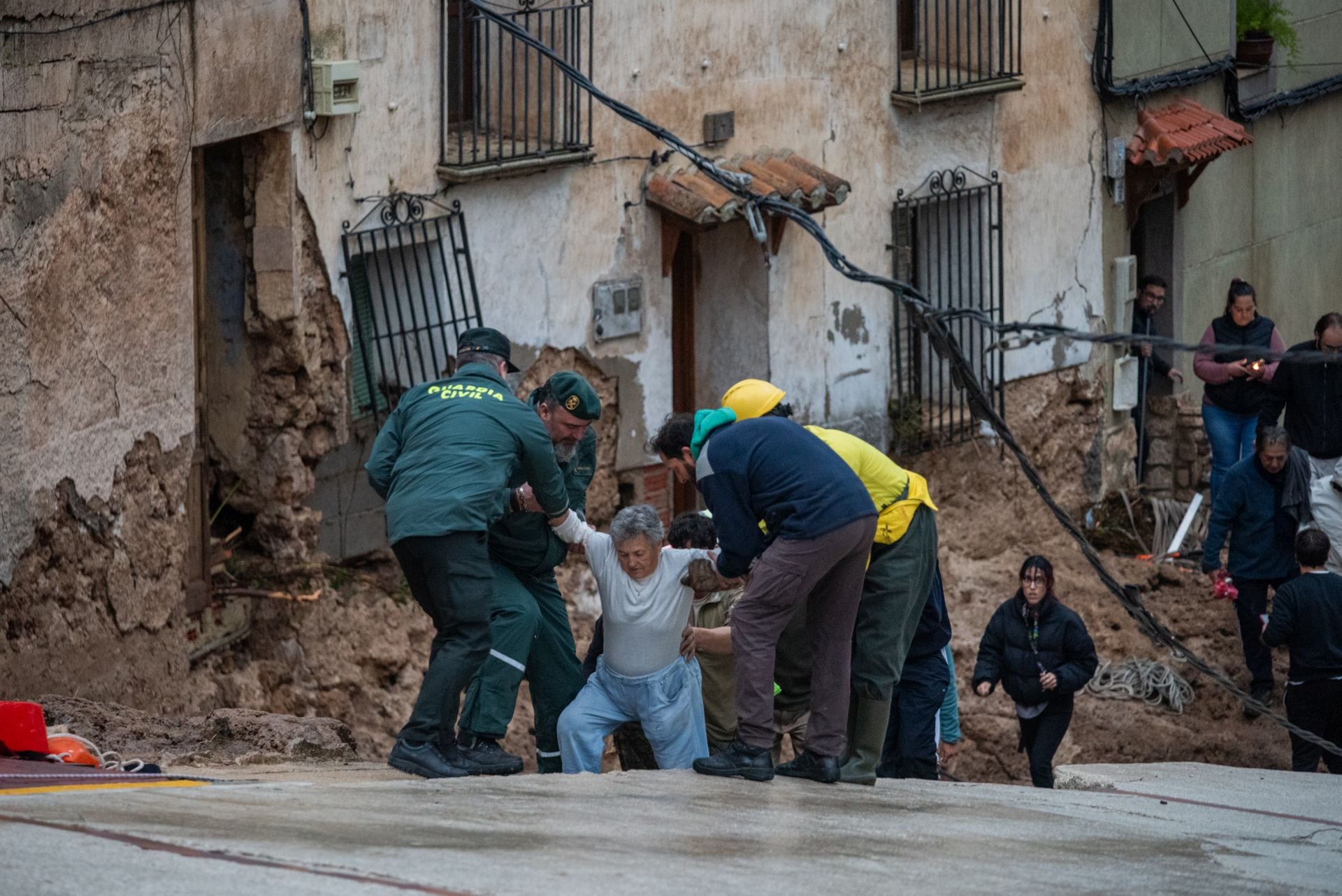 Los servicios de emergencia trabajan en en Letur, Albacete.