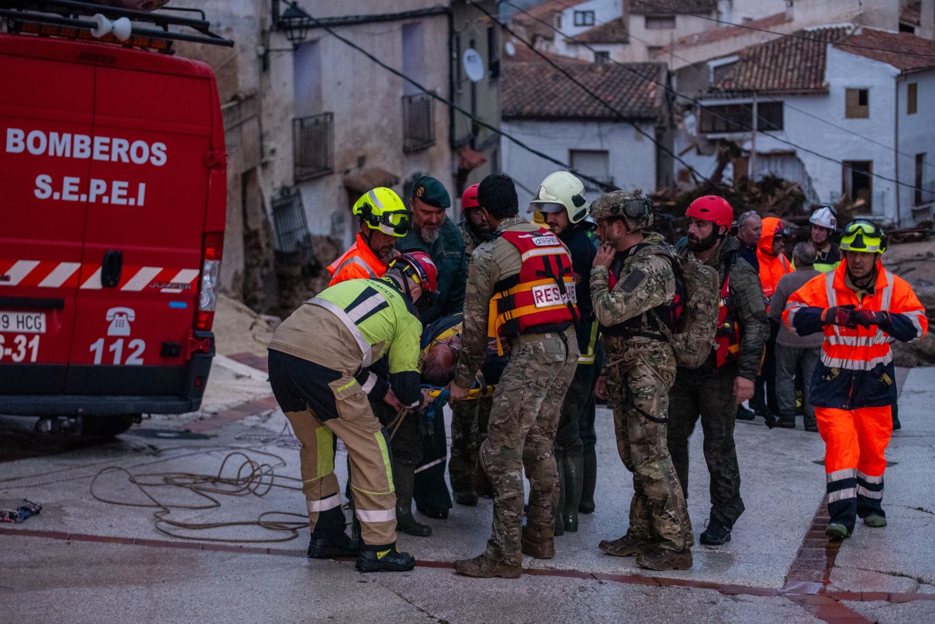 Los servicios de emergencia trabajan en en Letur, Albacete.