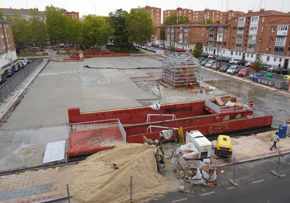 Obras de impermeabilización y reurbanización de la plaza situada entre las calles Romojaro y Amor de Dios.