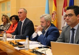 Los concejales May Escobar, Rosalía Serrano, Alejandro González-Salamanca y José Luis Horcajo junto al alcalde de Segovia, José Mazarías (centro).