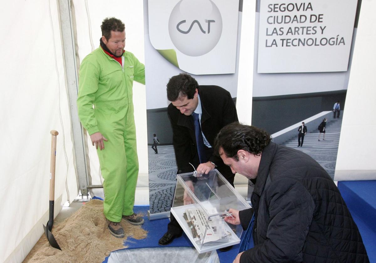 Acto de colocación de la primera piedra del CAT, en diciembre de 2009.