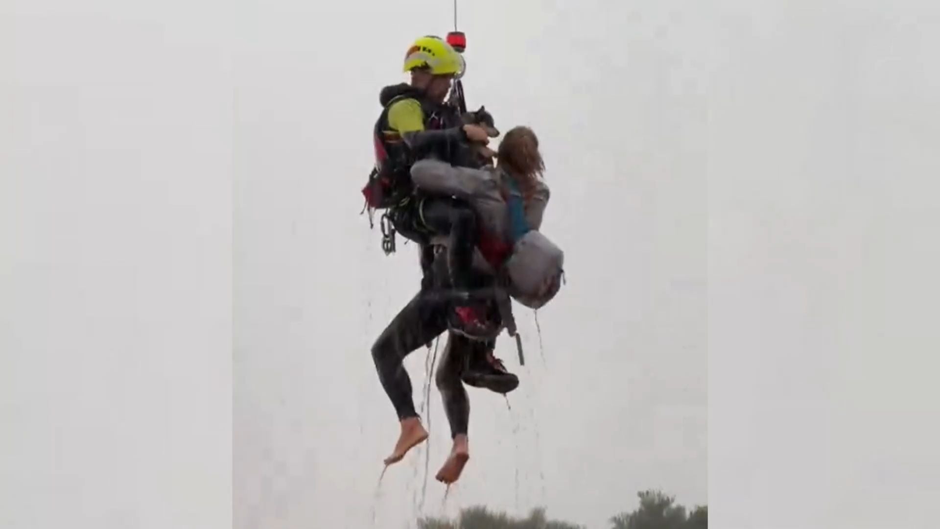 Captura de un video facilitado por la UME del rescate de una mujer con sus mascotas de su casa de madera en Utiel (Valencia)