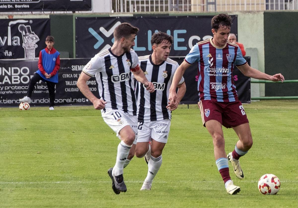 Tellechea conduce el balón en el partido ante el Real Unión.