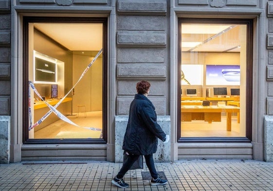 La luna rota de la tienda de Apple en Valencia, desvalijada en la madrugada del pasado lunes.