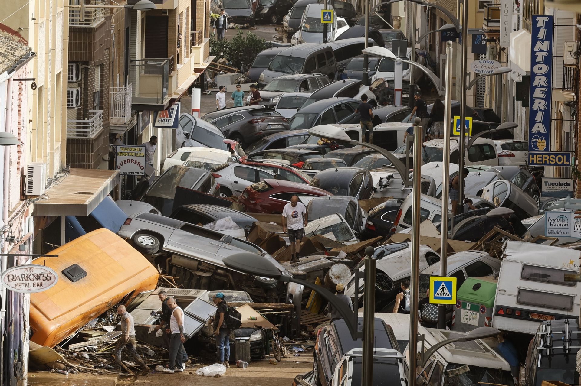 Vehículos amontonados en una calle tras las intensas lluvias en Picaña (Valencia).