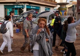 Una mujer llora desconsolada tras las inundaciones en Sedavi, al sur de Valencia