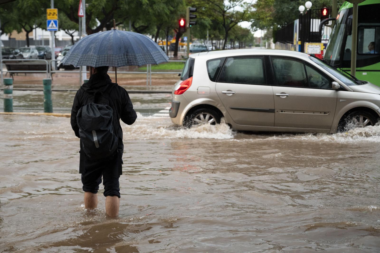 Aspecto de la Avenida Casalduch de Castellón de la Plana anegada por las aguas, este jueves.