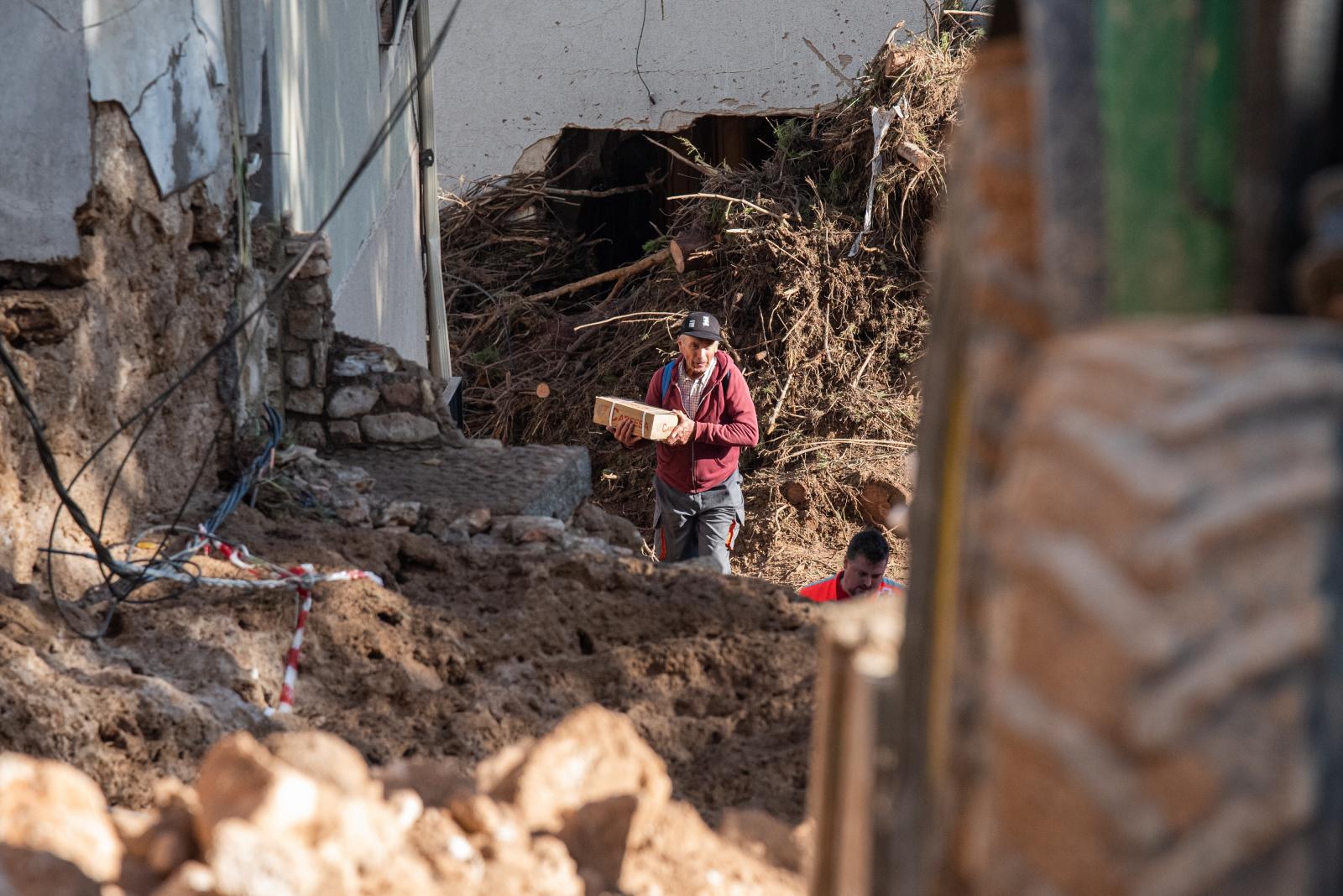 Los vecinos de Letur (Albacete) llevan provisiones a la zona más afectada.