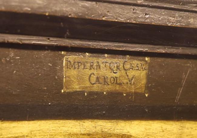 Detalle de la etiqueta de la anamorfosis de Carlos V.