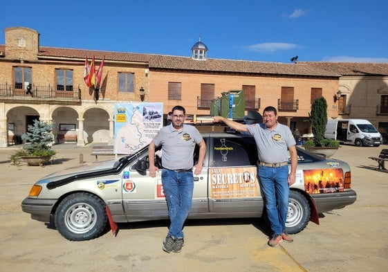 Miguel y Luis de la Viuda junto al coche con el que participan en Chatarras Raid