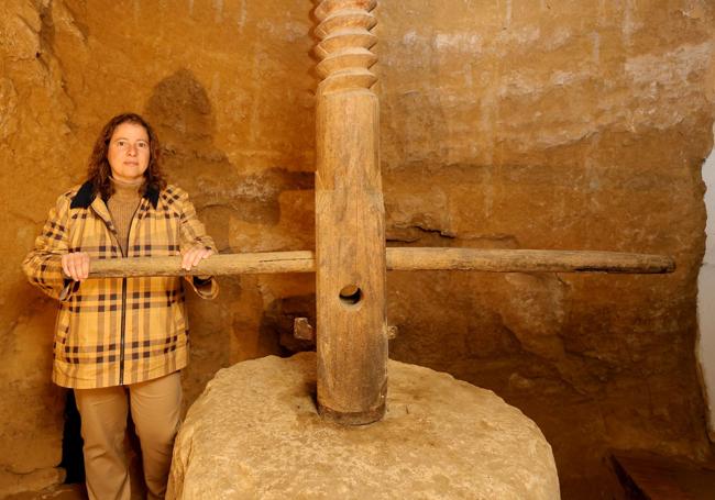 Amada Salas, en la prensa de la bodega subterránea de Dueñas.