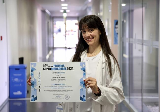 Diana González con su diploma de ganadora de los premios 'Supercuidadores'.