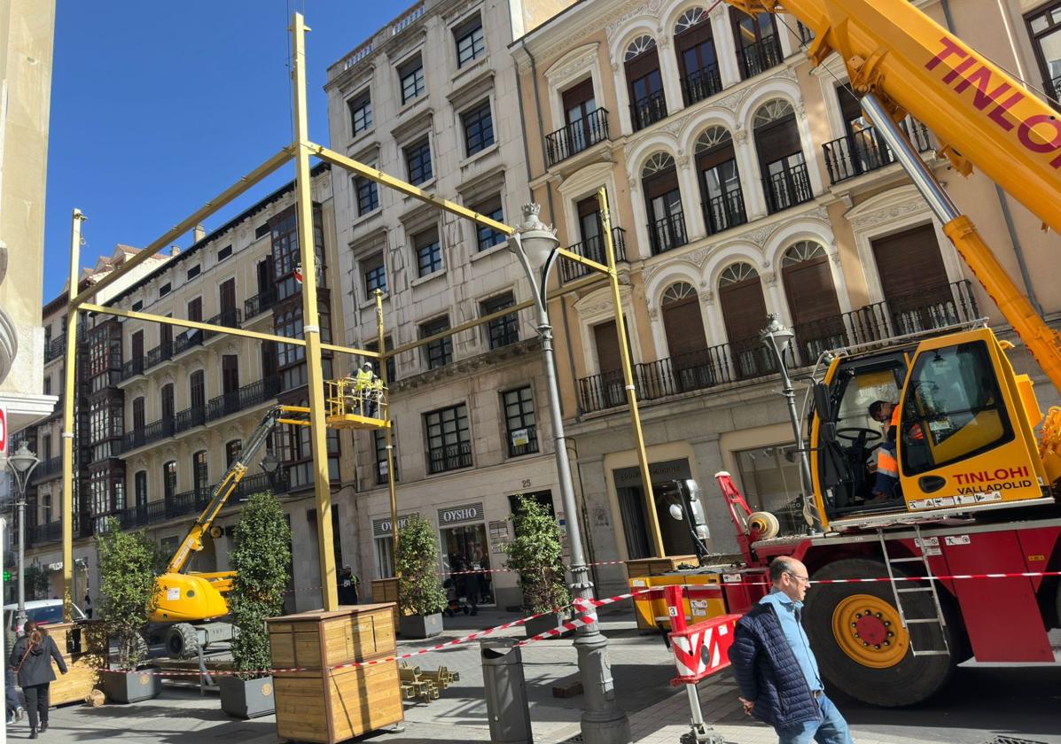 Grúas montan una de las estructuras que iluminarán la calle Santiago en Navidad, este jueves por la mañana.