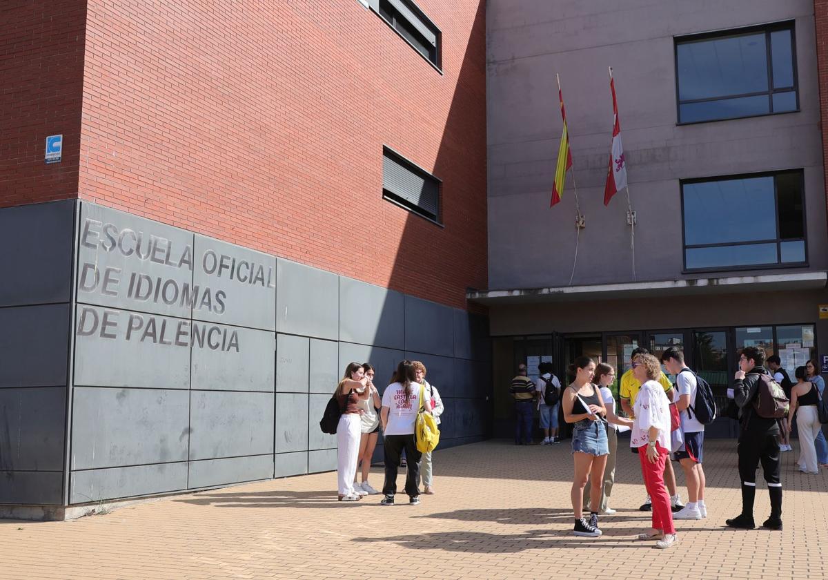 Exterior de la Escuela Oficial de Idiomas de Palencia, en una imagen de archivo.