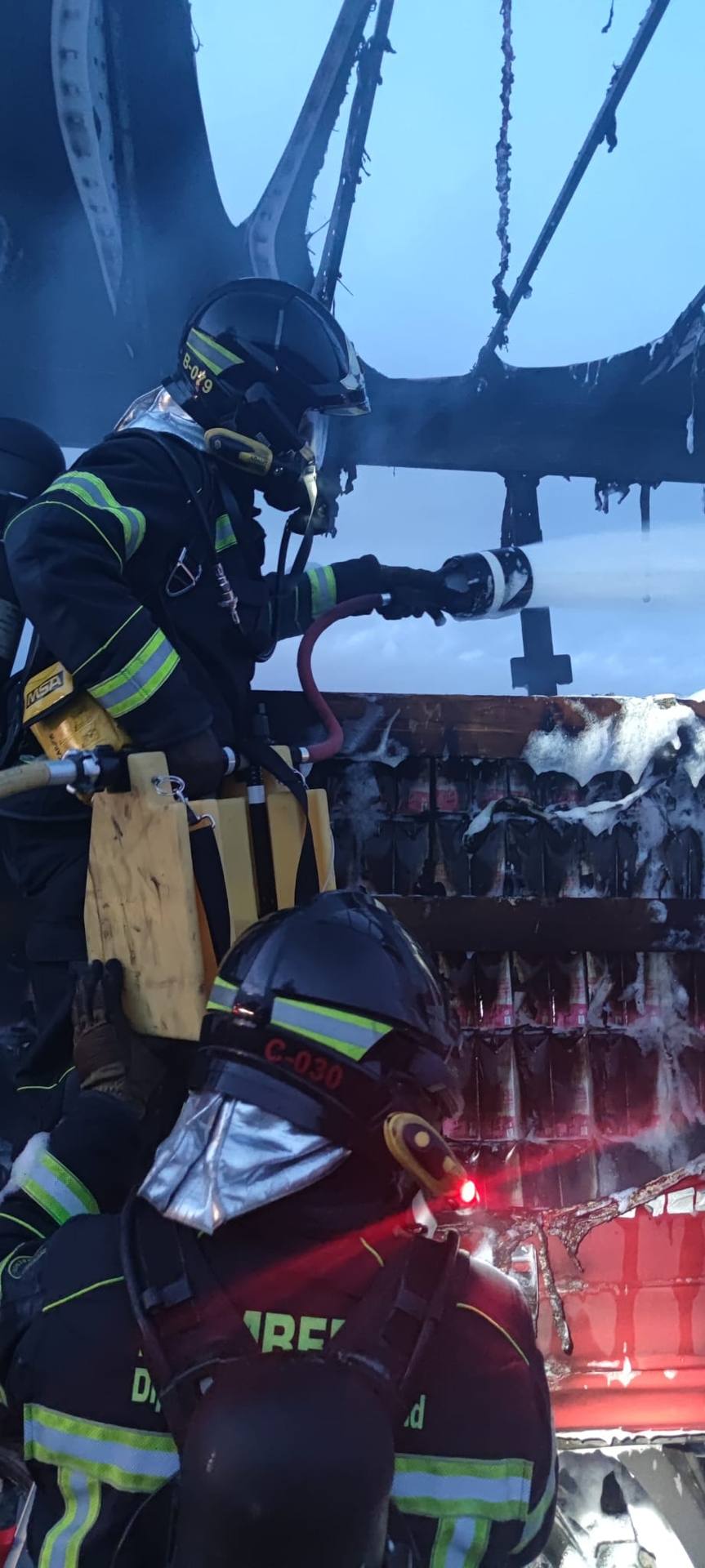 Así han apagado los Bomberos el incendio de un camión de transporte en la N-112