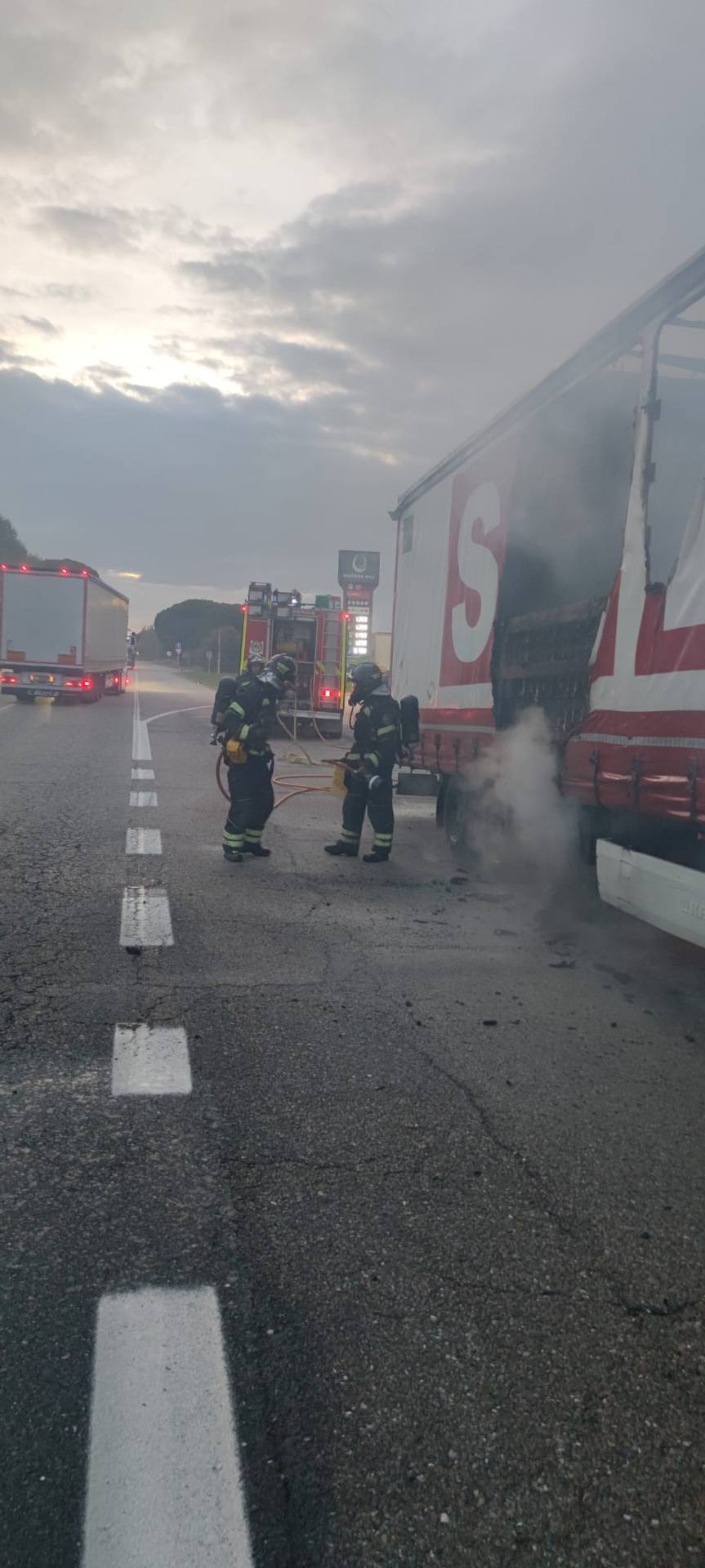 Así han apagado los Bomberos el incendio de un camión de transporte en la N-112