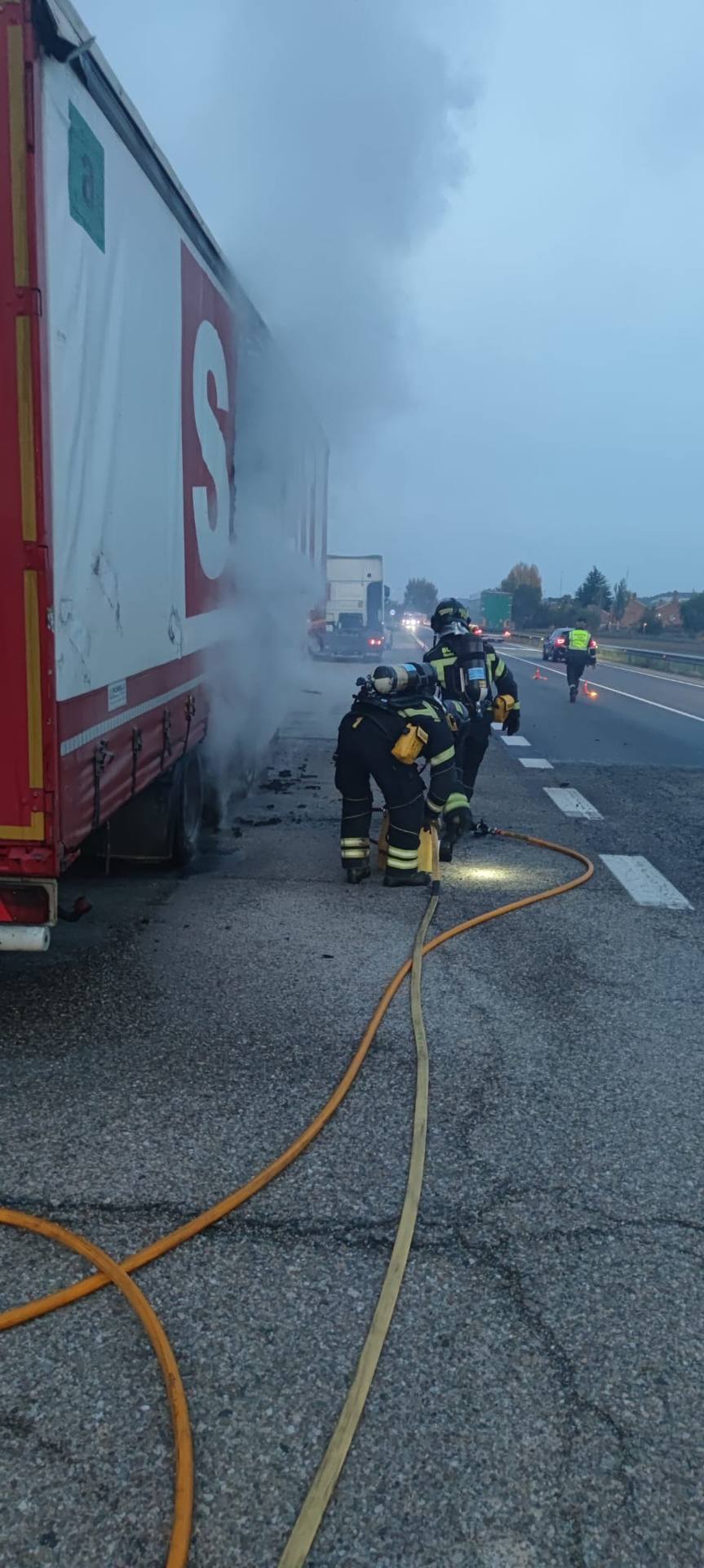 Así han apagado los Bomberos el incendio de un camión de transporte en la N-112