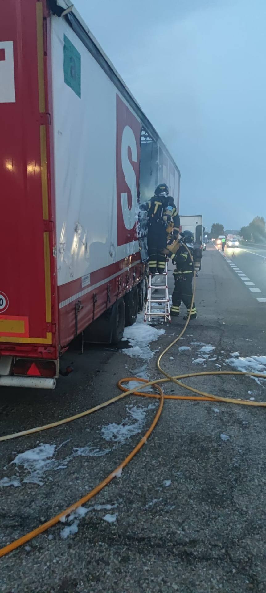 Así han apagado los Bomberos el incendio de un camión de transporte en la N-112