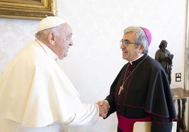 El papa Francisco saluda al presidente de la Conferencia Episcopal Española, Luis Argüello, el pasado mes de mayo.