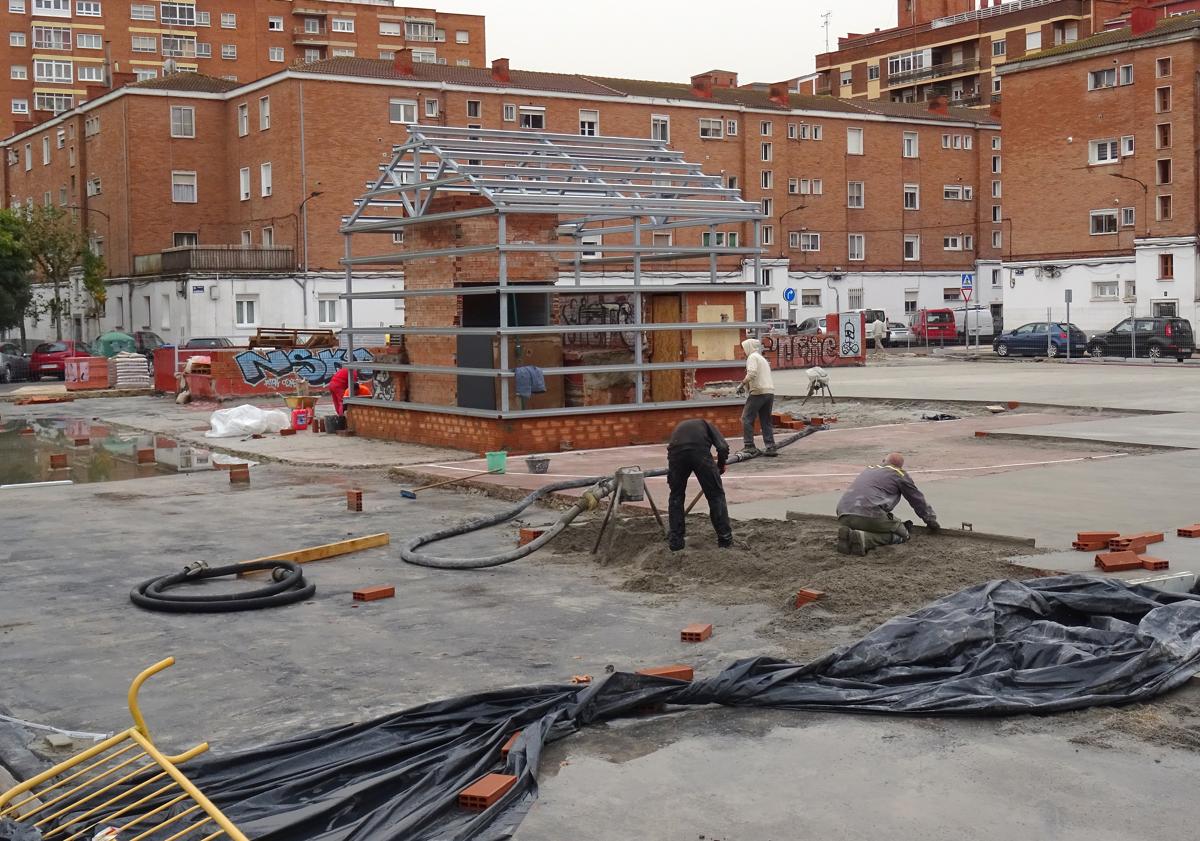 Imagen principal - Trabajos de impermeabilización del firme y de renovación del acceso al ascensor del estacionamiento de la calle Romojaro. Debajo, a la izquierda, el acceso peatonal abierto al subterráneo y detalle (derecha) de las porterías retiradas de la pista.