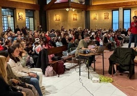 Asistentes a la representación teatral en la Sagrada Familia.