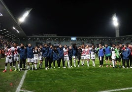 Los jugadores del Rayo Vallecano y del Villamuriel se abrazan forma una larga hilera saludando a los aficionados visitantes presentes en La Balastera.