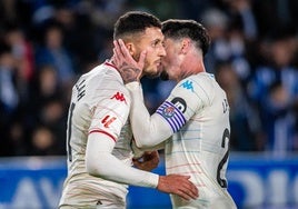 Amallah escucha a Luis Pérez antes de lanzar un penalti que anotó hace dos jornadas en Mendizorroza frente al Alavés