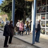 Cientos de personas recuerdan a sus difuntos en los cementerios de Segovia