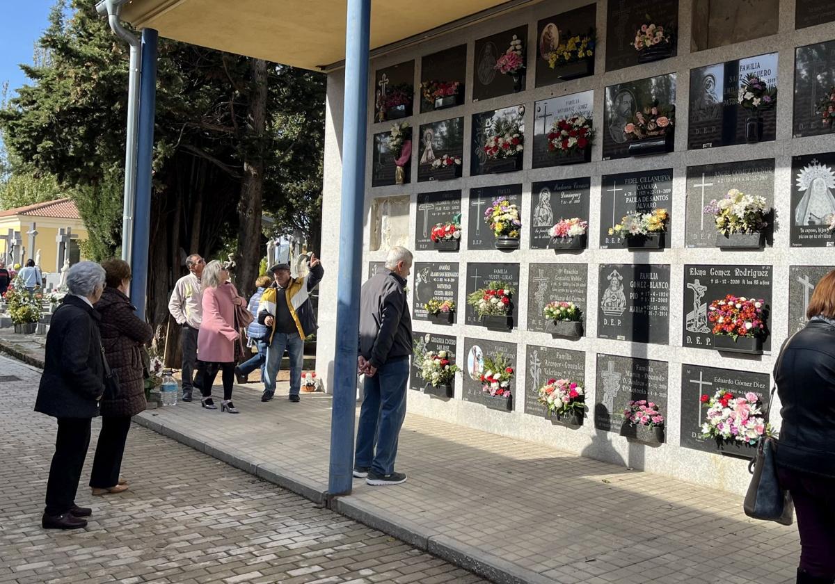 Numerosas personas visitan el cementerio del Santo Ángel de la Guarda, este viernes.