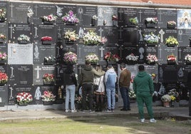 Numerosas personas visitan las sepulturas de sus seres queridos, ayer.