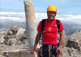 José Miguel Prieto posa tras hacer cumbre en Peña Santa.