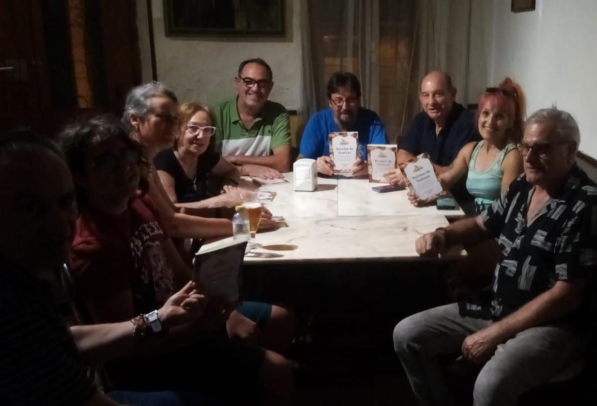 El grupo de lectura, en una de sus reuniones en la cantina.