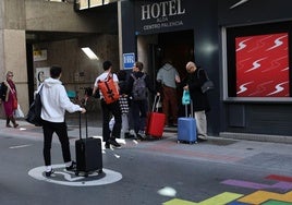 Varias personas llegan este jueves al hotel Alda Centro, en la calle Eduardo Dato.