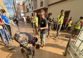 Bomberos segovianos, en tareas de limpieza en una calle de Alcudia.