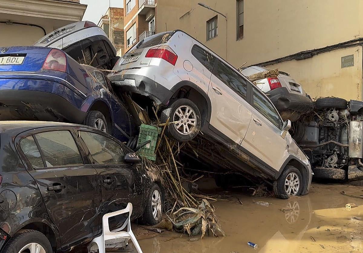 Vehículos destrozados tras el paso de la DANA por Catarroja.