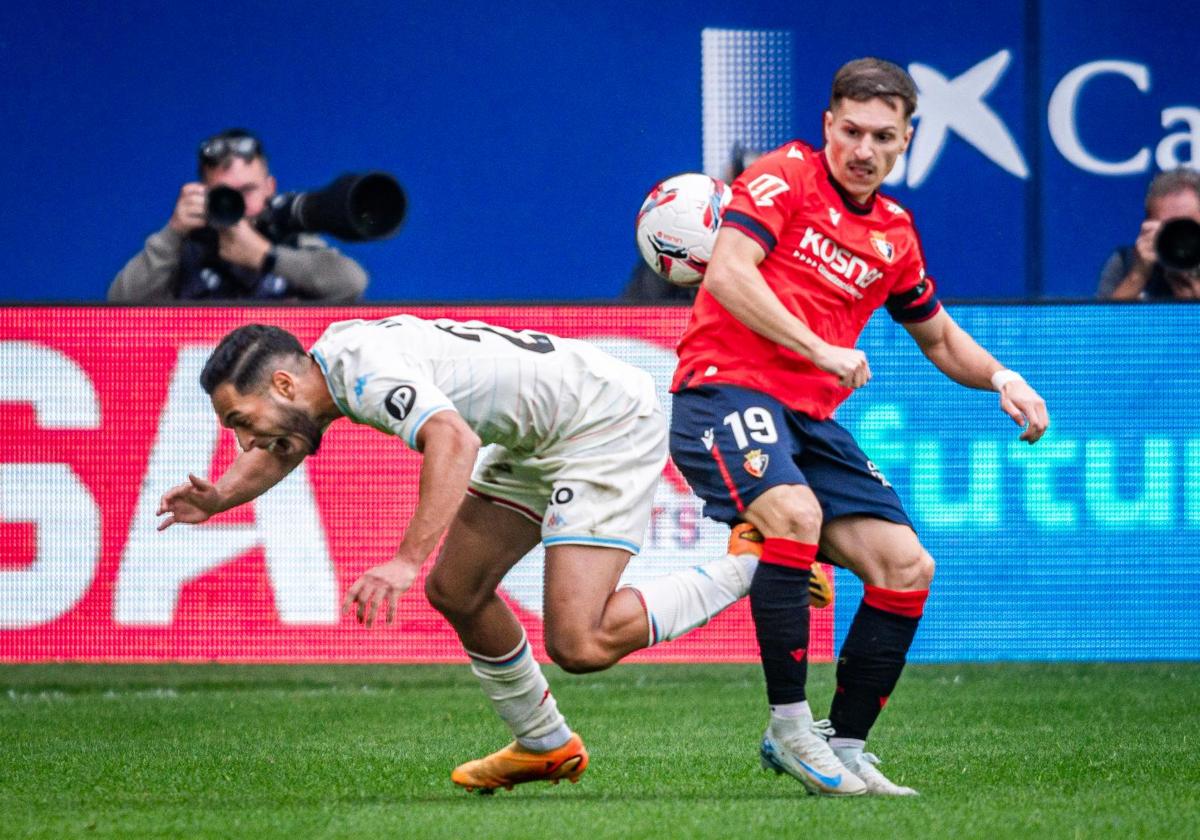 Anuar cae ante Bryan Zaragoza durante el Osasuna-Real Valladolid de este sábado en El Sadar