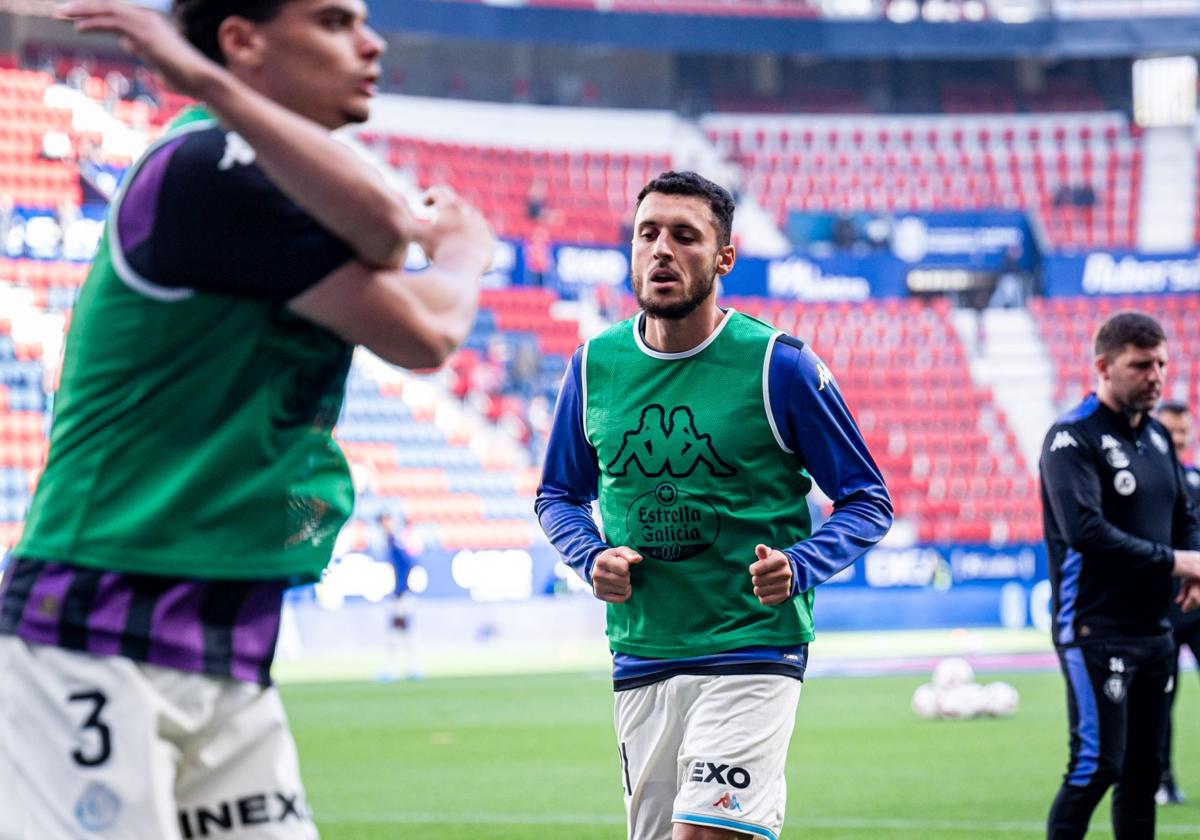 Amallah, durante el calentamiento previo al inicio del partido ante Osasuna.