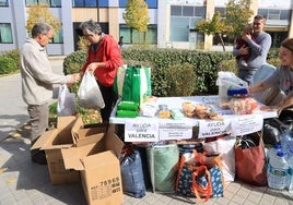 Un hombre dona unas bolsas con alimentos y material de ayuda para Valencia, este sábado, en Segovia.