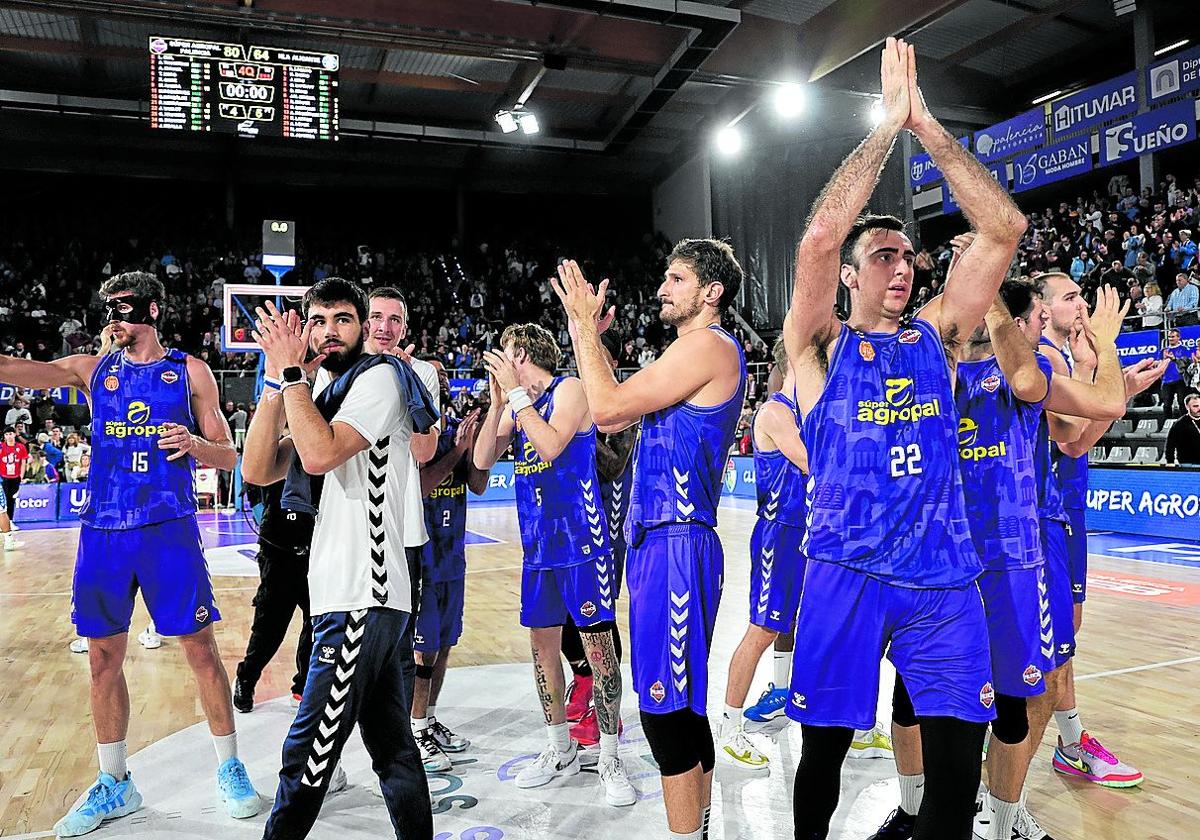 Los jugadores del Súper Agropal Palencia aplauden a la afición al final del encuentro.