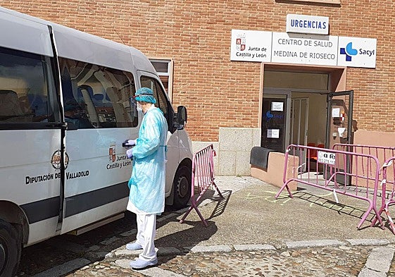 Un sanitario delante del acceso a las Urgencias del centro de salud de Medina de Rioseco.