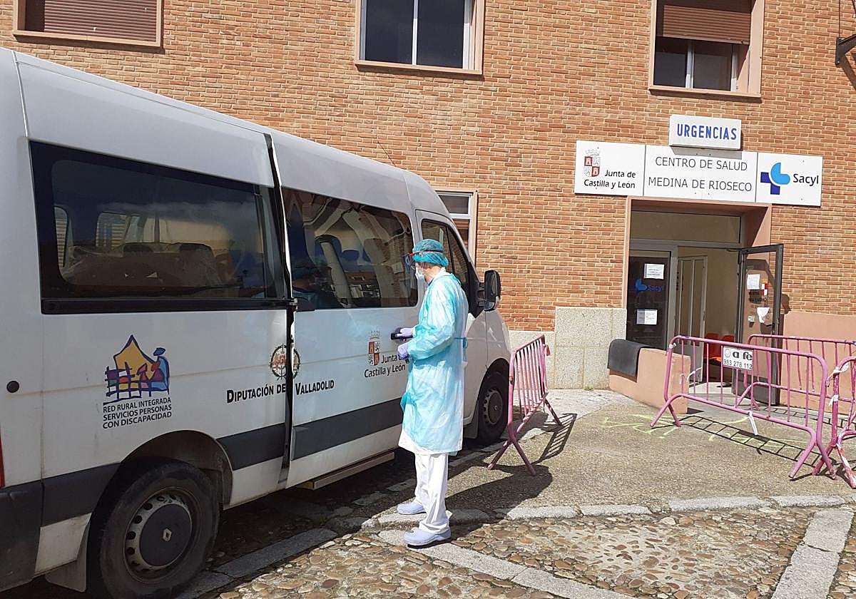 Un sanitario delante del acceso a las Urgencias del centro de salud de Medina de Rioseco.