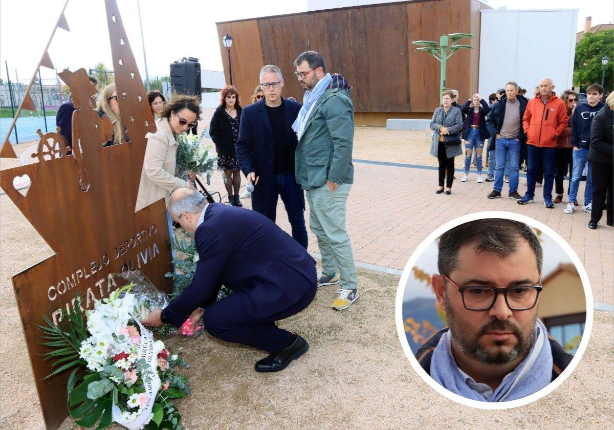 Ofrenda de flores ante la escultura en memoria de Olivia, en Torrecaballeros, este sábado. En el círculo, Eugenio García.