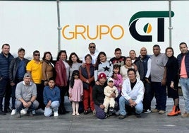 Los empleados peruanos de Grupo CT posan junto a sus familias y los dueños de la empresa, Jonathan Santarén (d) y María Isabel Hernández (2d).