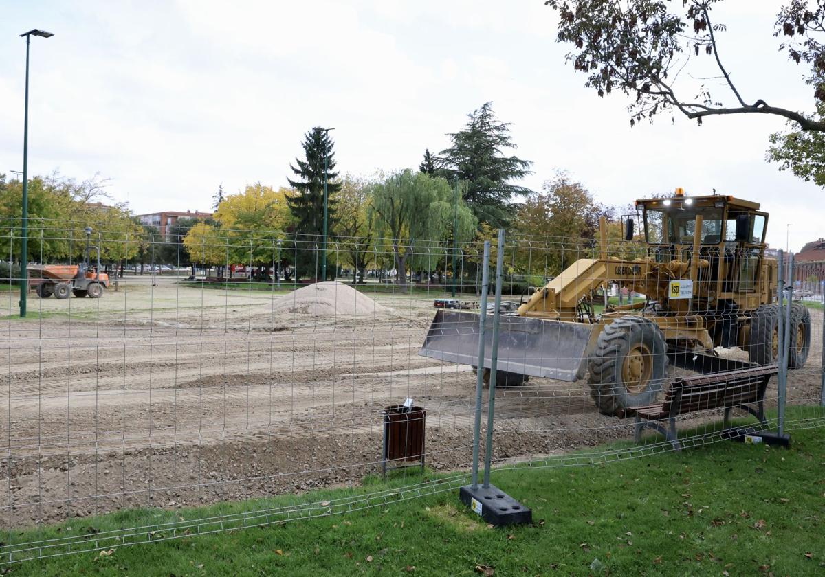 Las maquinas motoniveladoras trabajan para reparar el firme del parque de la Paz.