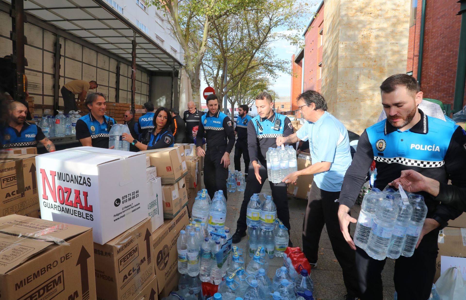 Carga del primer camión de ayuda desde Palencia a Valencia