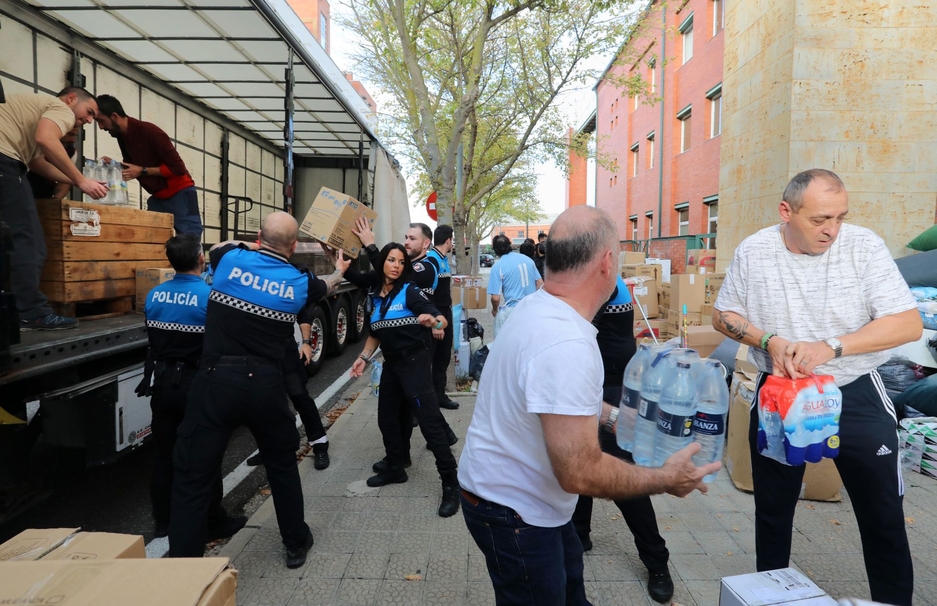 Carga del primer camión de ayuda desde Palencia a Valencia