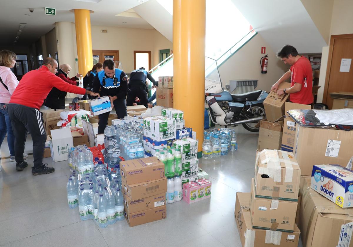 Policías locales colocan las donaciones recogidas en el Cuartel.